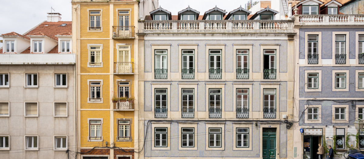Fachadas residenciales coloridas de Lisboa con balcones