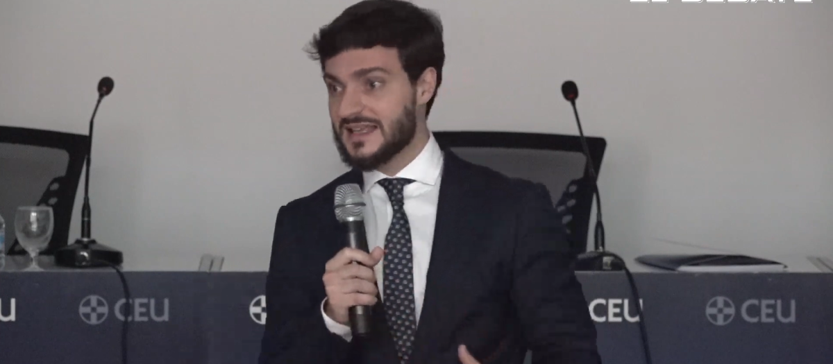 El jefe de Investigación de El Debate, Alejandro Entrambasaguas, en los Cursos de Verano del CEU
