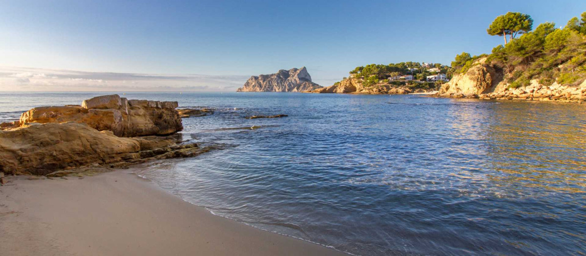 Imagen de una de las calas de la ruta, cala de Pinets, en Benisa, Alicante