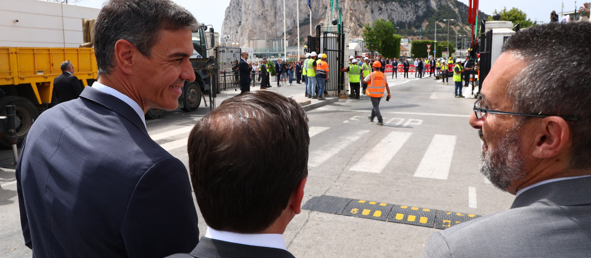 El presidente del Gobierno, Pedro Sánchez, durante el acto de demolición de la Verja en la Línea de la Concepción