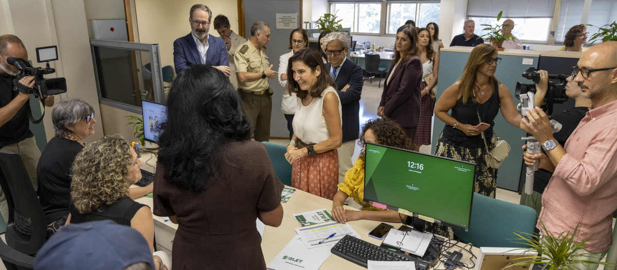 Rocío Blanco, en el punto de información de la Base Logística de Córdoba