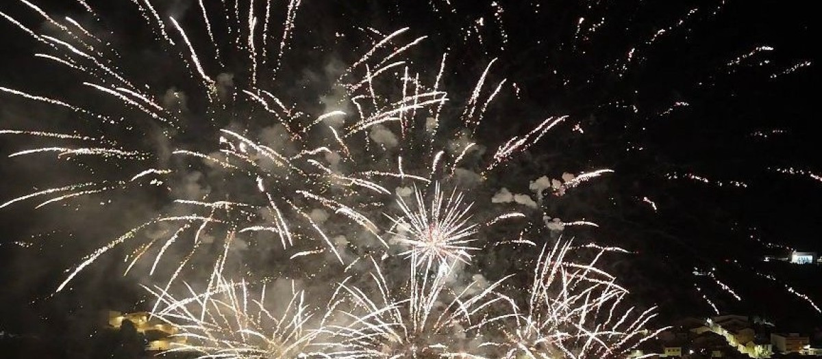 Imagen de un castillo de fuegos artificiales en Valencia