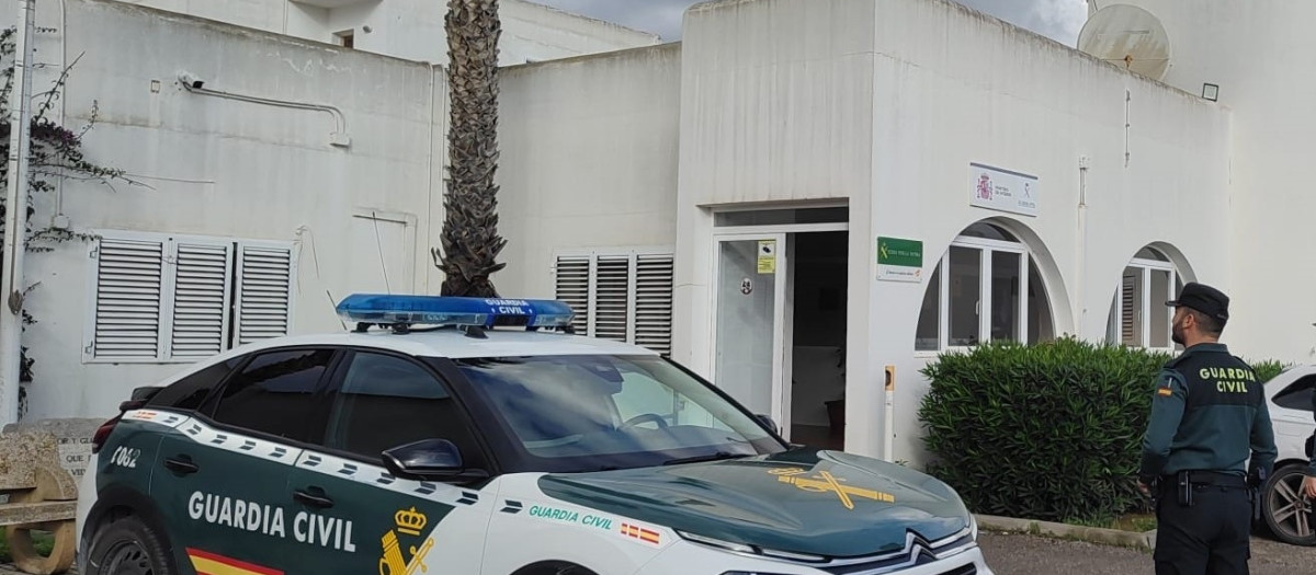 Agente de la Guardia Civil en Ibiza

REMITIDA / HANDOUT por GUARDIA CIVIL
Fotografía remitida a medios de comunicación exclusivamente para ilustrar la noticia a la que hace referencia la imagen, y citando la procedencia de la imagen en la firma
02/12/2025