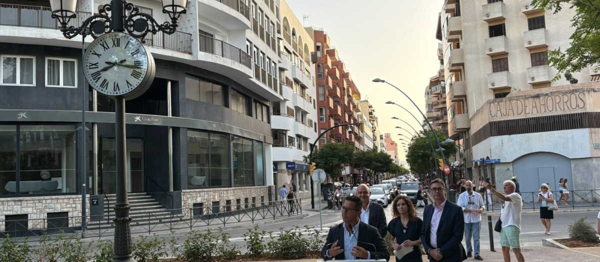 Momento de la inauguración del nuevo reloj del paseo de Vara de Rey.