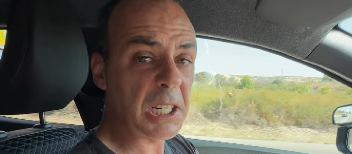 Un profesor de autoescuela explicando la norma