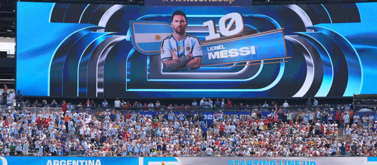 Fotografía que muestra en una pantalla a Lionel Messi de Argentina este domingo, previo al partido de la final del Mundial de la FIFA 2026 entre España y Argentina en el estadio MetLife en Nueva Jersey (Estados Unidos).