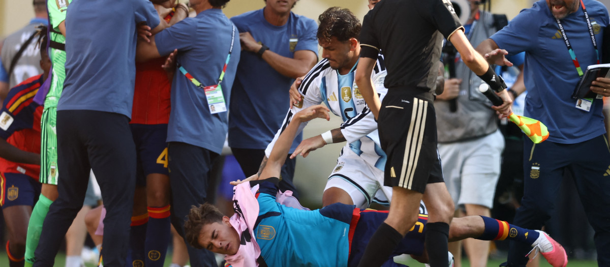 Tangana entre Leandro Paredes y Gavi justo al acabar la final del Mundial