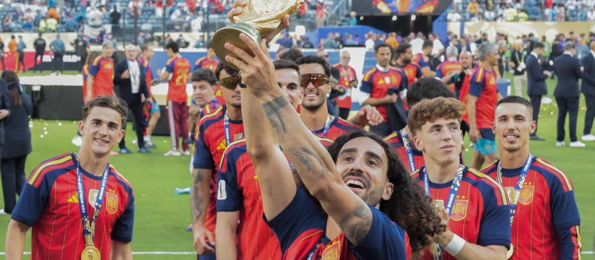 Marc Cucurella levanta el título Mundial