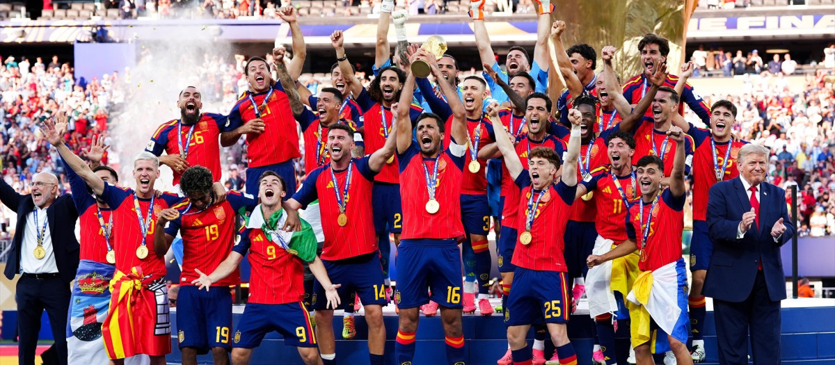 La Selección Española alzando la Copa del Mundo tras su victoria en la final contra Argentina