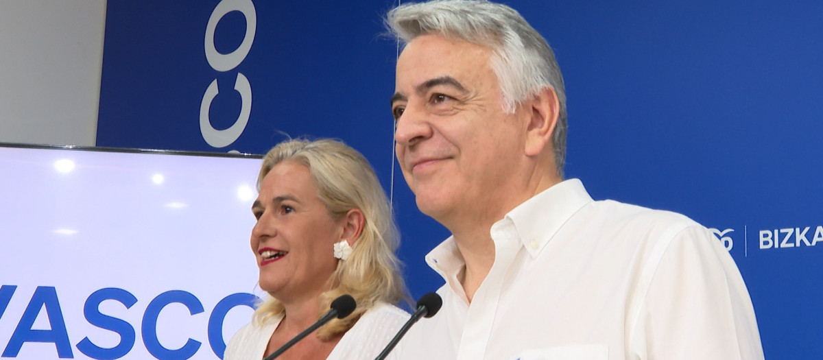 Javier de Andrés, presidente del PP vasco, y Esther Martínez, portavoz de los populares en el Ayuntamiento de Bilbao