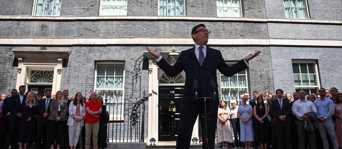 El nuevo primer ministro británico, Andy Burnham, pronunció su primer discurso frente al número 10 de Downing Street