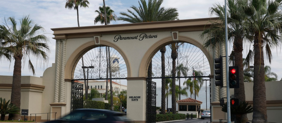 Un coche pasa frente a la puerta principal de los estudios Paramount en Los Ángeles, California