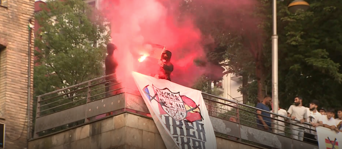 Unos radicales separatistas queman una bandera de España en Eibar, acosando a los aficionados de la selección