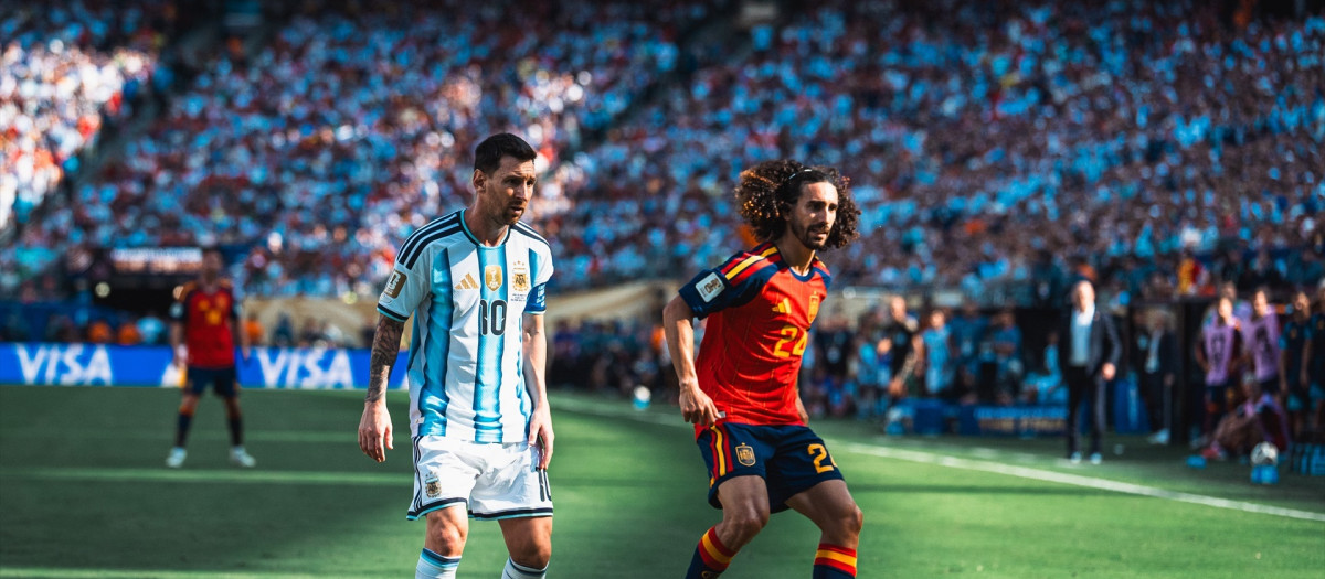 Lionel Messi y Marc Cucurella durante la Copa Mundial de la FIFA 2026