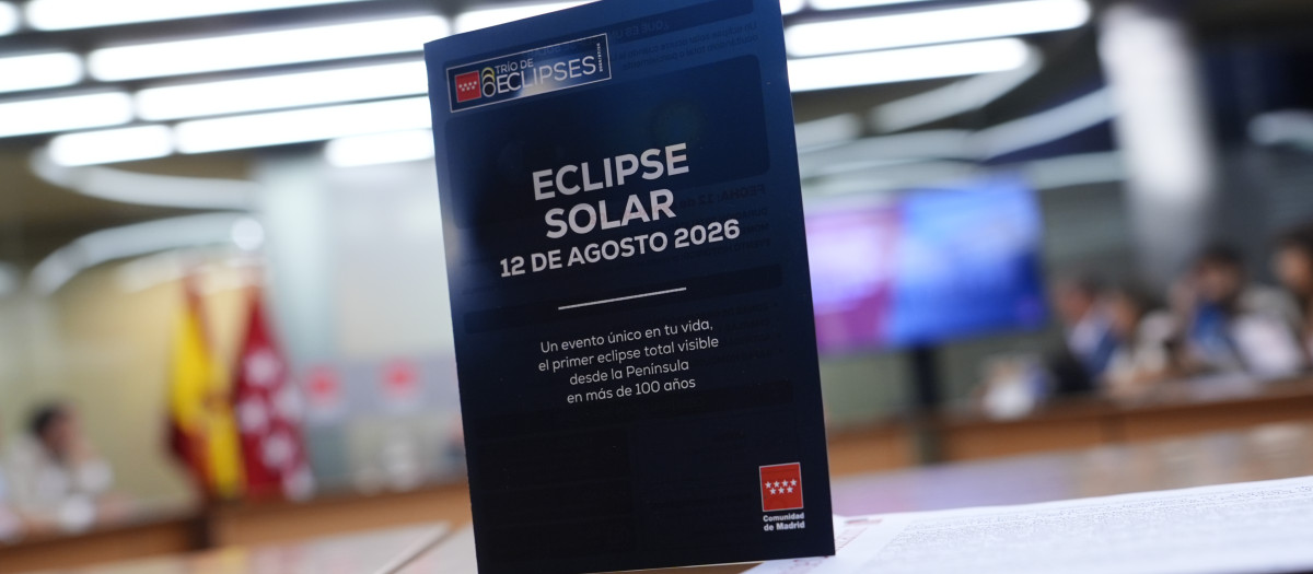 Folleto informativo de la Comunidad de Madrid sobre el eclipse solar que podrá verse desde Madrid el próximo 12 de agosto