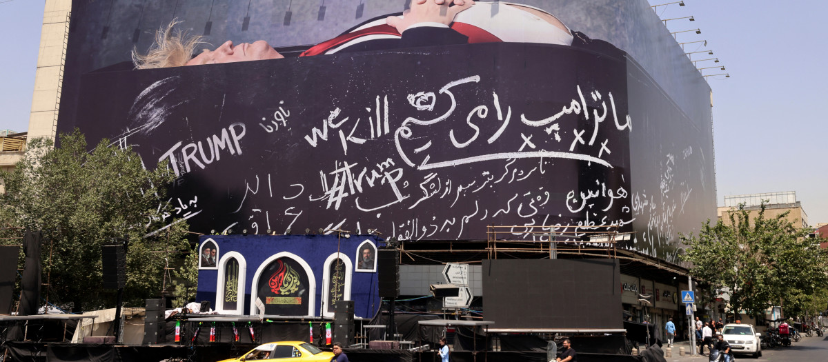 arios automovilistas pasaron junto a una valla publicitaria gigante antiestadounidense que mostraba al presidente de Estados Unidos, Donald Trump, en un ataúd con el texto en persa "Matamos a Trump".