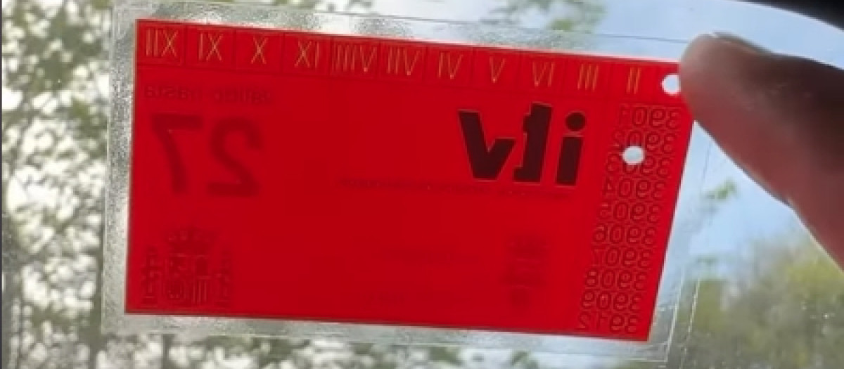 Imagen de una pegatina de la ITV actual
