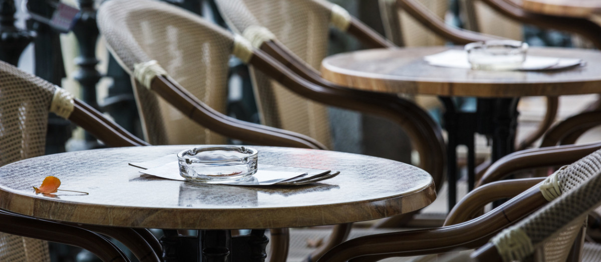 Cenicero en la mesa en un café de la calle