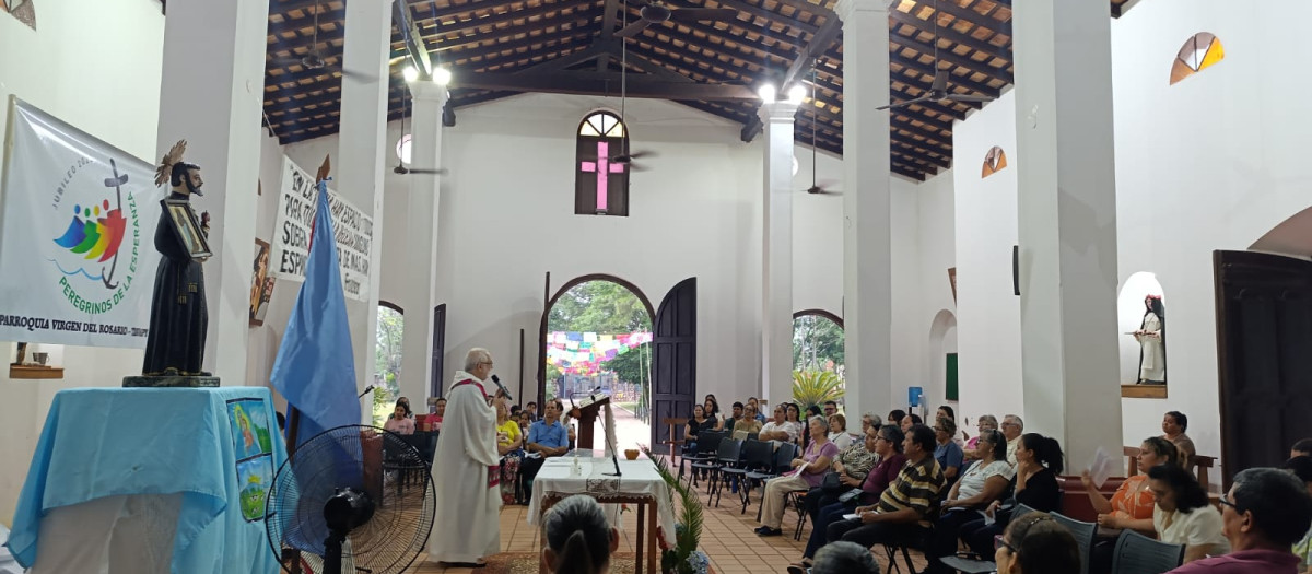 Fray Toni Miró, dando misa