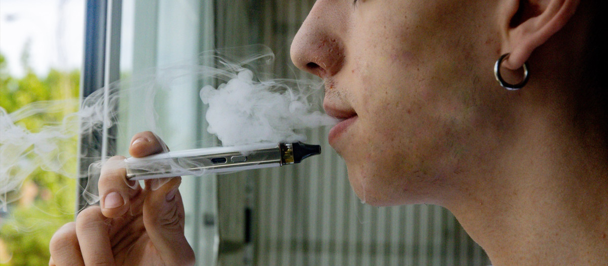Un joven vapeando en Madrid (España)