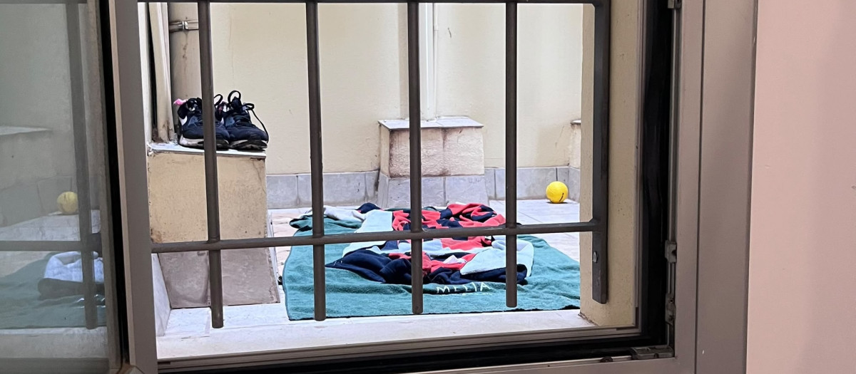 Desde el portal del edificio, se puede observar el patio interior en el que hacen también vida los okupas.