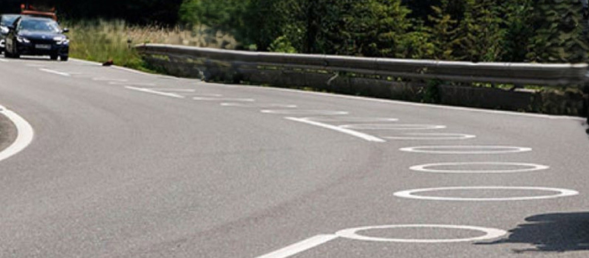 Imagen de los círculos blancos en una carretera