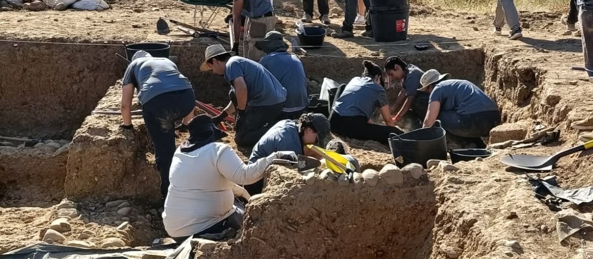 Equipo que trabaja en el yacimiento arqueológico del Castro de los Judíos de Puente Castro (León)