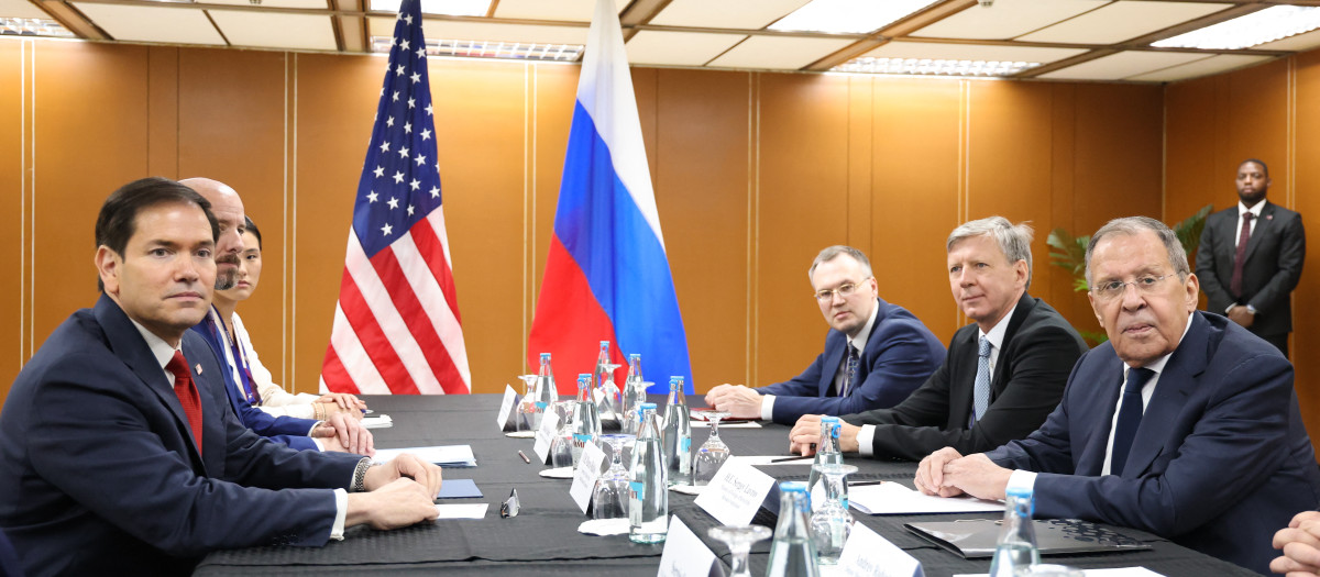 al Ministro de Relaciones Exteriores de Rusia, Serguéi Lavrov (derecha), asistiendo a una reunión con el Secretario de Estado de Estados Unidos, Marco Rubio