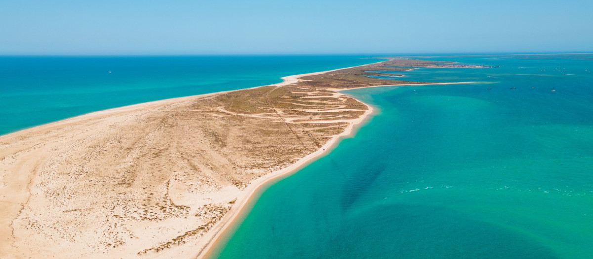 Vista aérea de la isla de Ia Culatra, en el Algarve portugués