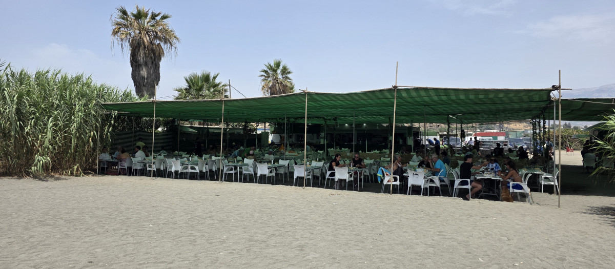 Merendero situado en una playa virgen de la Axarquía malagueña