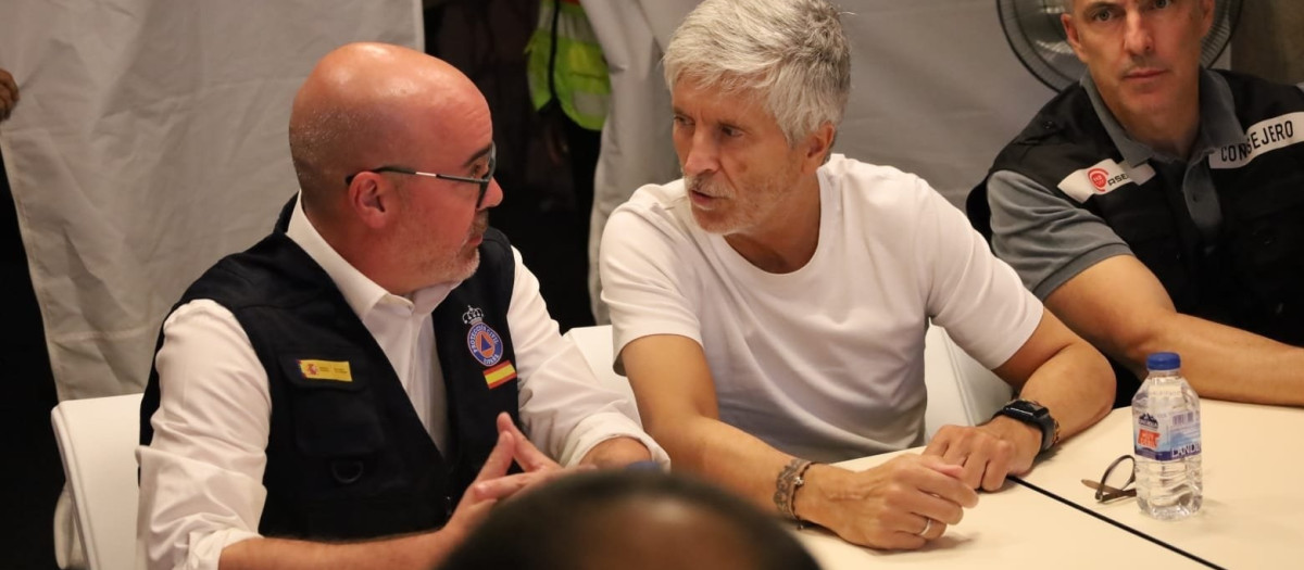 El ministro del Interior, Fernando Grande-Marlaska, en el  puesto de mando avanzado de Cenicientos