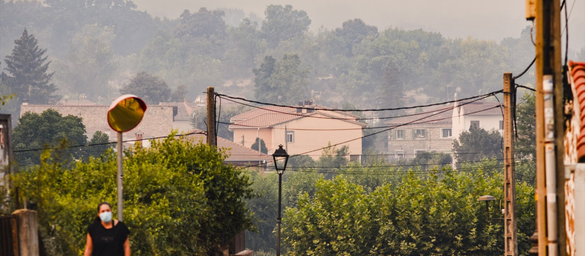 Una vecina con una mascarilla, a 24 de julio de 2026, en Burgohondo, Ávila