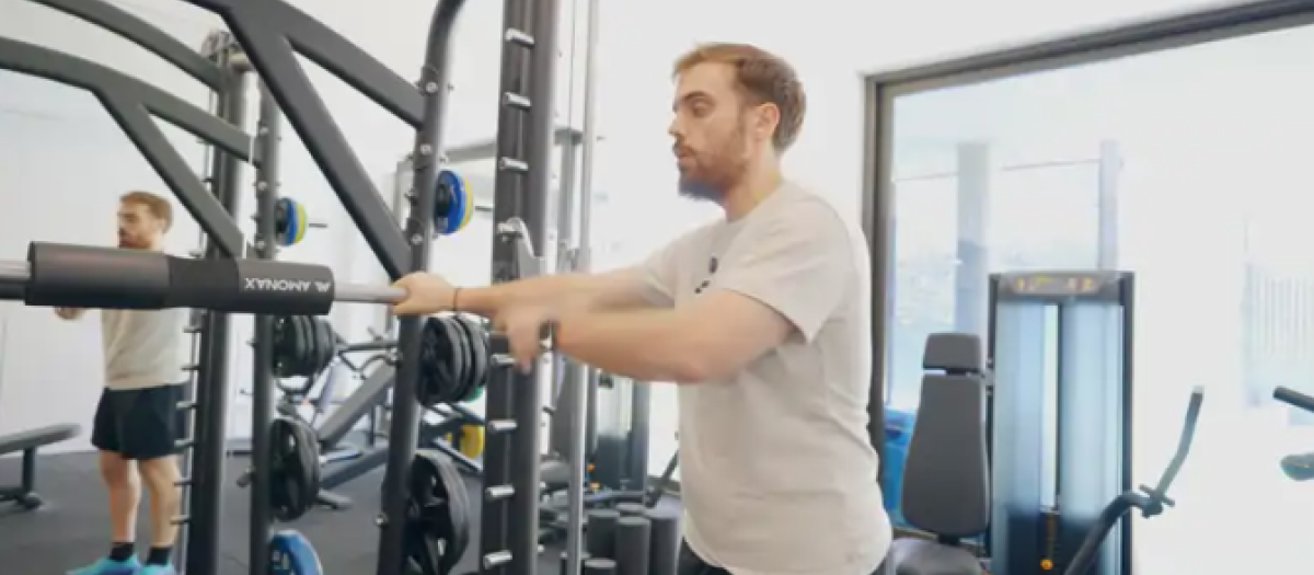Ibai Llanos en el gimnasio de su casa de Barcelona