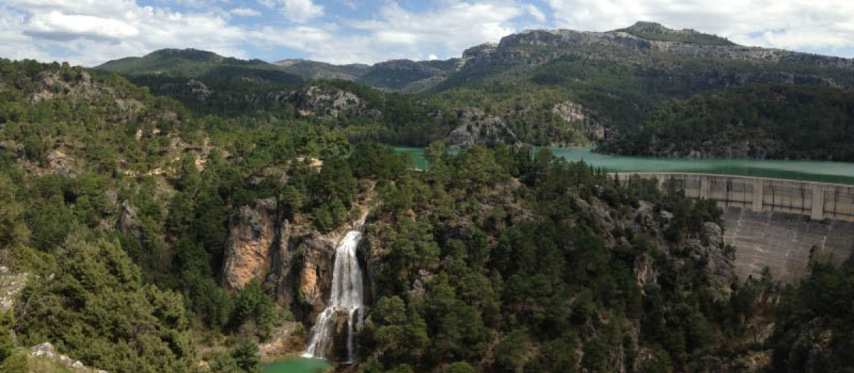 Vista del sendero y el embalse de Aguascebas en Jaén