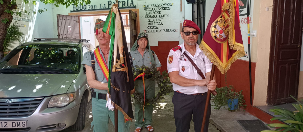 El abanderado de la Hermandad Española del Servicio Militar Obligatorio, a la derecha