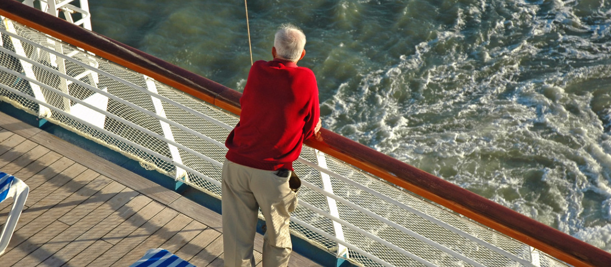 Hombre mayor en un crucero