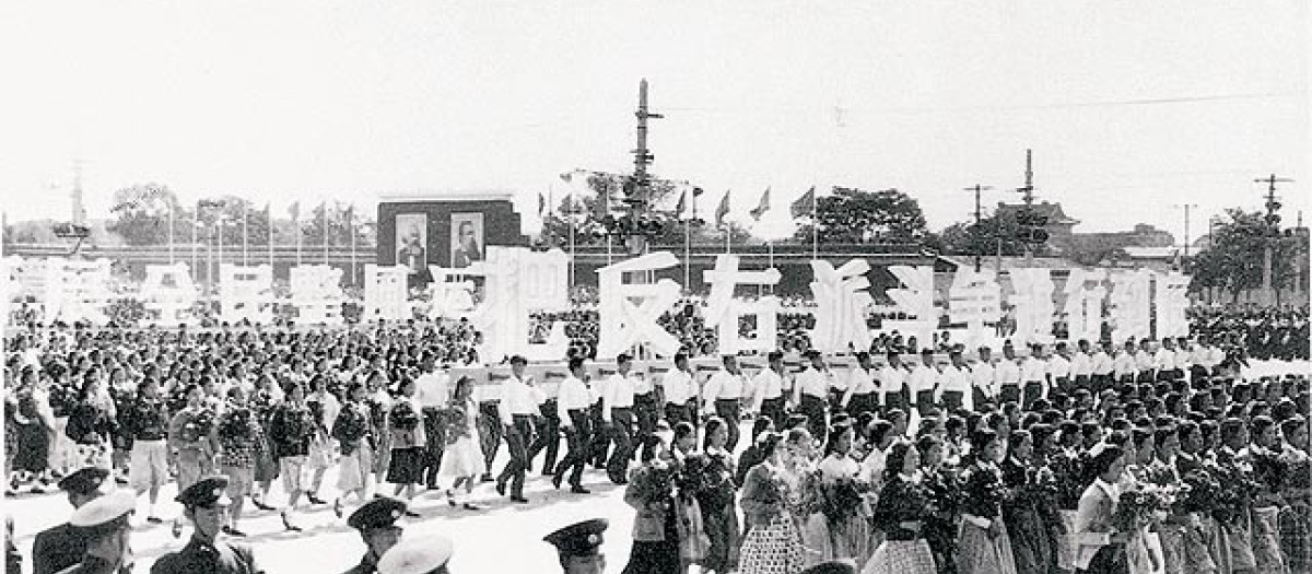 Desfile durante el Movimiento Antiderechista en China alrededor de 1957