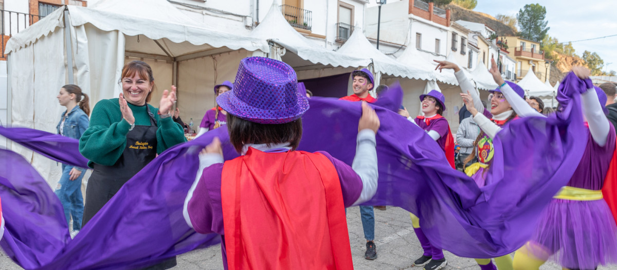 Se esperan más de 50.000 personas. El morado es un color característico de la fiesta