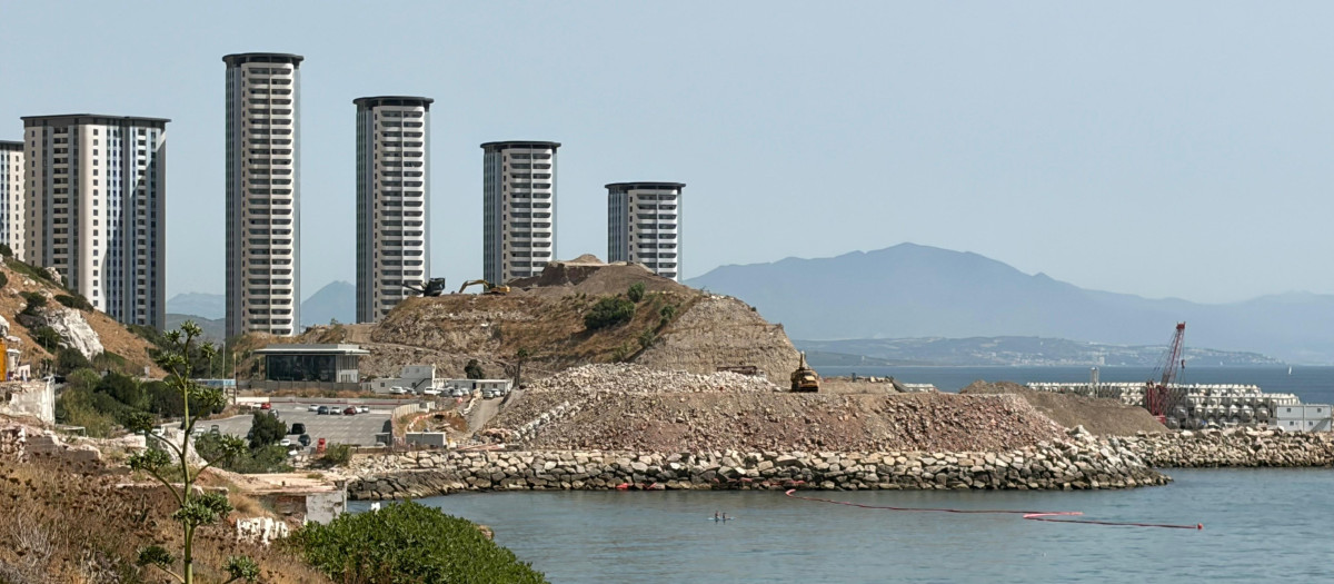 Obras de relleno sobre aguas españolas al este de Gibraltar