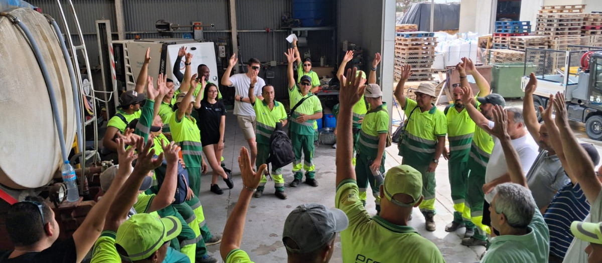 Momento de la votación entre los trabajadores de la recogida de basuras de Formentera.