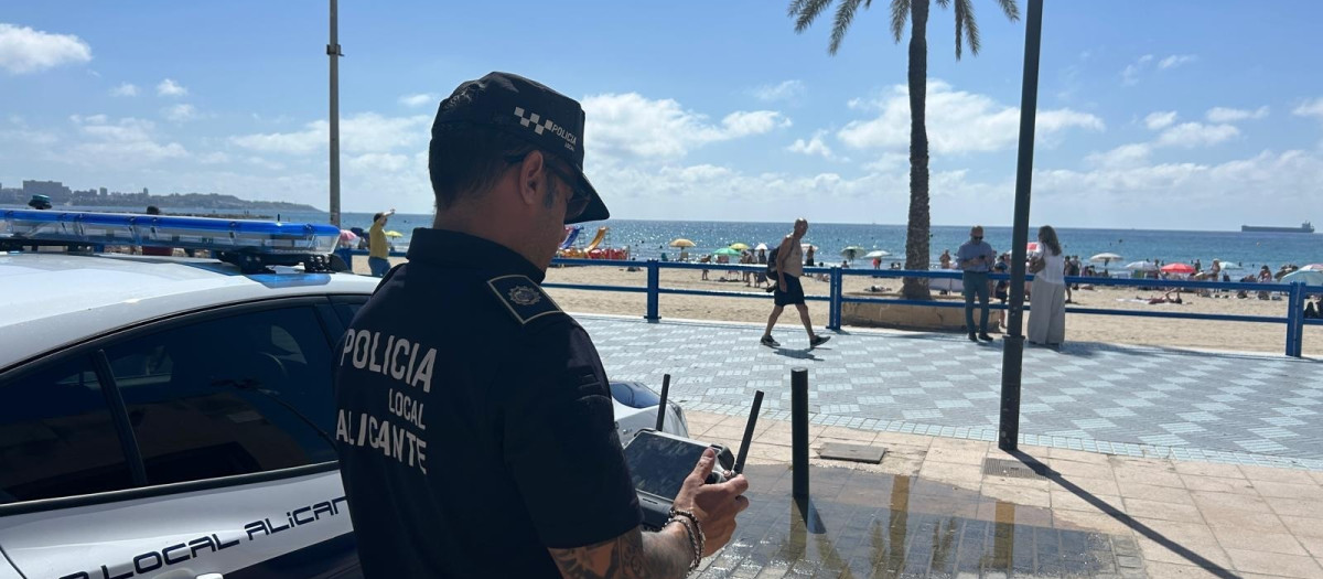 Imagen de archivo de un agente de la Policía Local en la playa del Postiguet

REMITIDA / HANDOUT por AYUNTAMIENTO DE ALICANTE
Fotografía remitida a medios de comunicación exclusivamente para ilustrar la noticia a la que hace referencia la imagen, y citando la procedencia de la imagen en la firma
16/6/2026