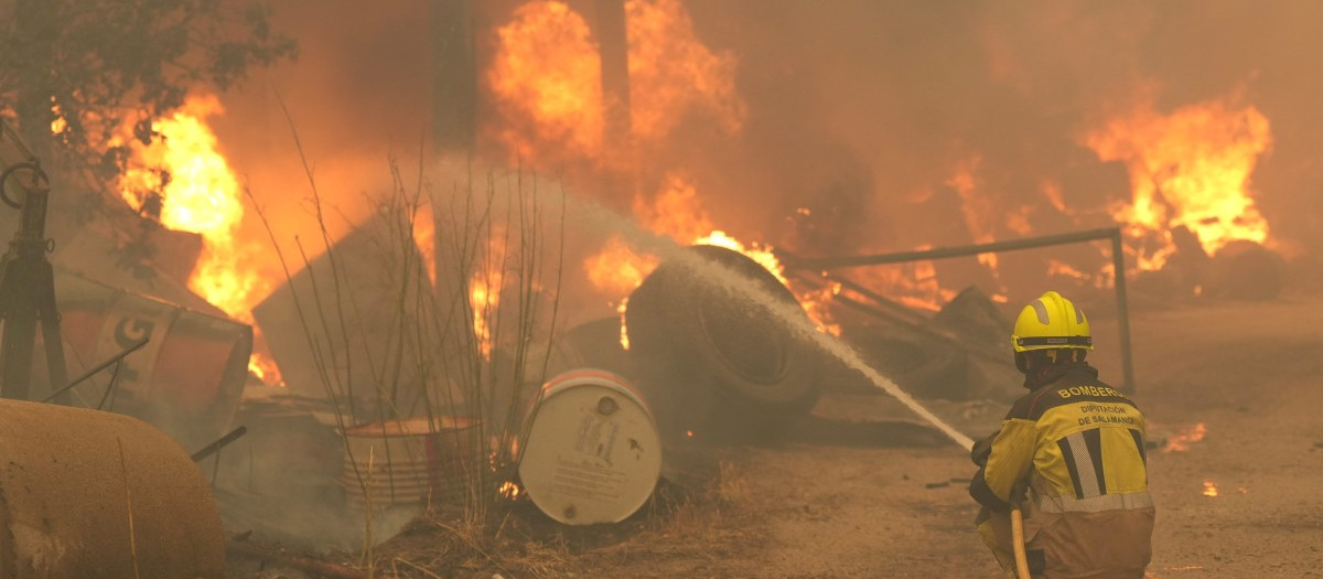 Bomberos combaten el fuego en las proximidades de Cebreros (Ávila)