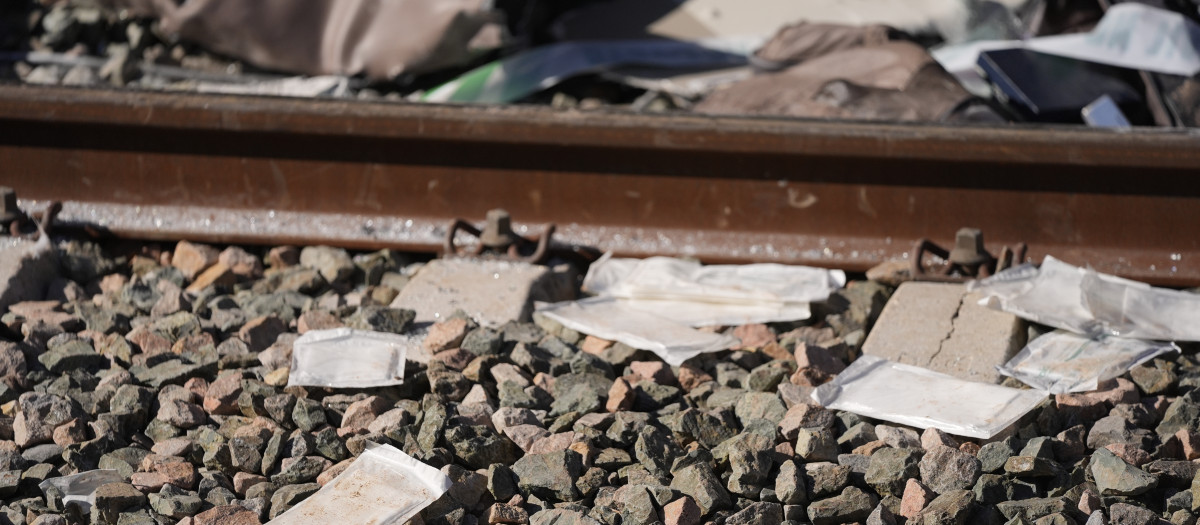 Objetos en las vías tras el accidente ferroviario de Adamuz (archivo)