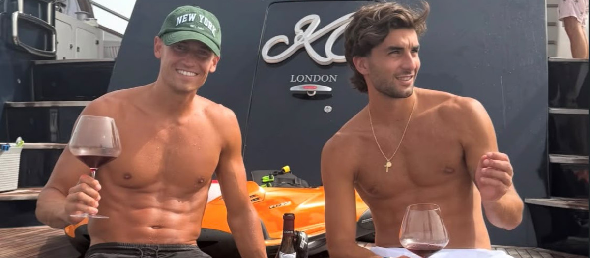 Los jugadores de la selección española Marcos Llorente y Ferran Torres, a bordo de un yate en Ibiza
