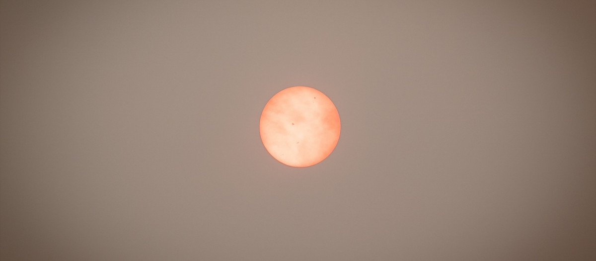 El cielo y el sol cubiertos de humo en el Puesto de Mando Avanzado de la zona afectada por los incendios forestales de la sierra oeste, a 25 de julio de 2026, en Cenicientos, Madrid (España). Sánchez visita el PMA y asiste a la reunión del Comité Estatal de Coordinación y Dirección del Plan Estatal de Emergencias (CECOD) en la que se evaluará la evolución de los fuegos en la zona central del país.

A. Pérez Meca / Europa Press
25/7/2026