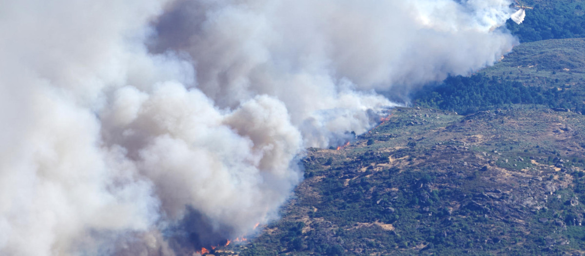 Vista del incendio que afecta a Burgohondo visto desde la localidad abulense de Navalmoral.