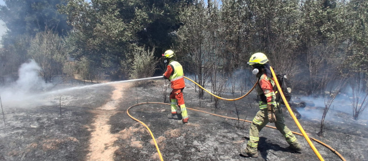 Bomberos en la extinción del incendio de Manises (Valencia)