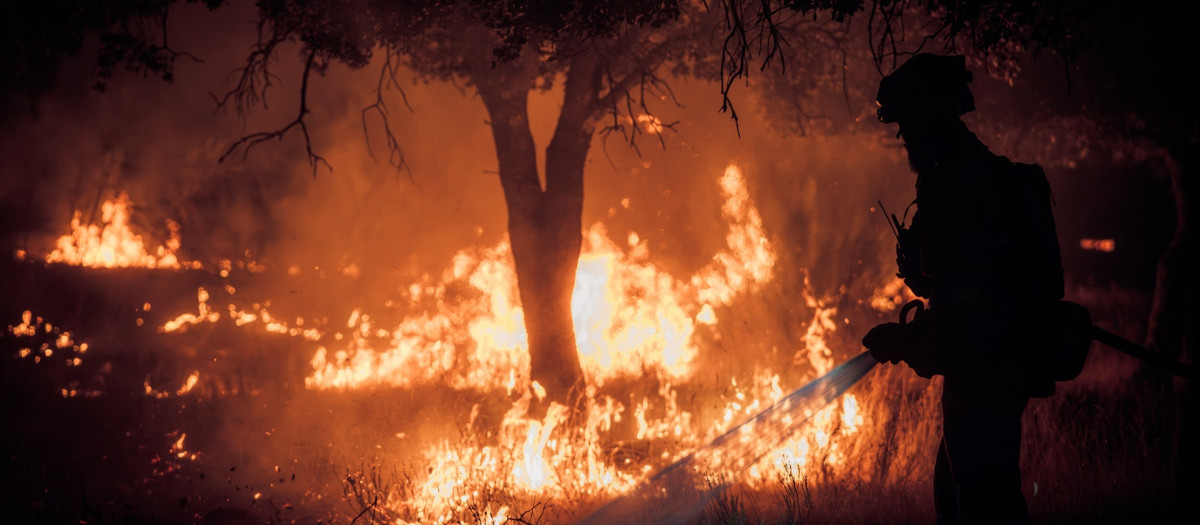 (Foto de ARCHIVO)
Agentes de la Unidad Militar de Emergencias (UME), trabajan para la extinción del incendio, a 23 de julio de 2026, en Almorox, Toledo, Castilla-La Mancha (España).

UME-OCP
23/7/2026