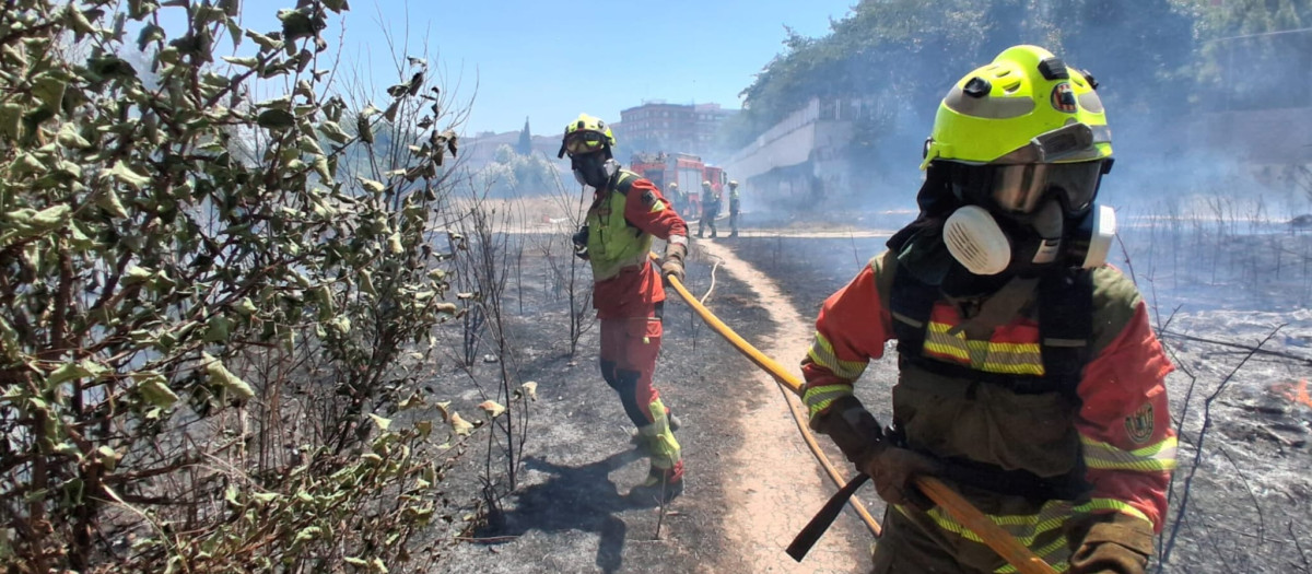 Trabajo de extinción de los bomberos en el incendio de Manises (Valencia)