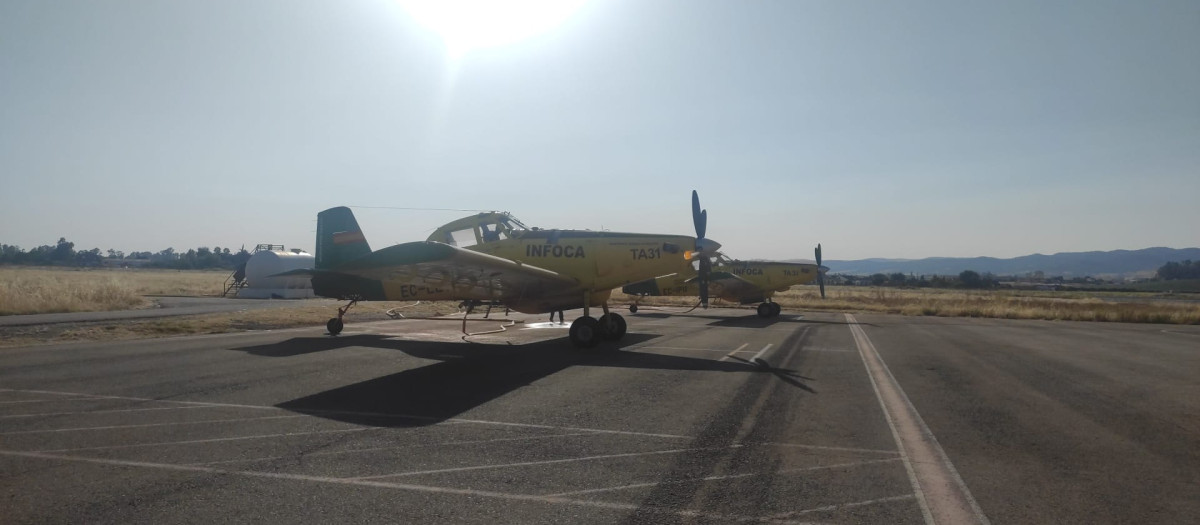 Aviones del Infoca, ayer, en el aeropuerto de Córdoba